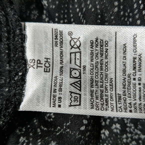 Old Navy Women's Short Sleeve Paisley 1/4 Top w/Tie Front Size XS - Picture 7 of 7